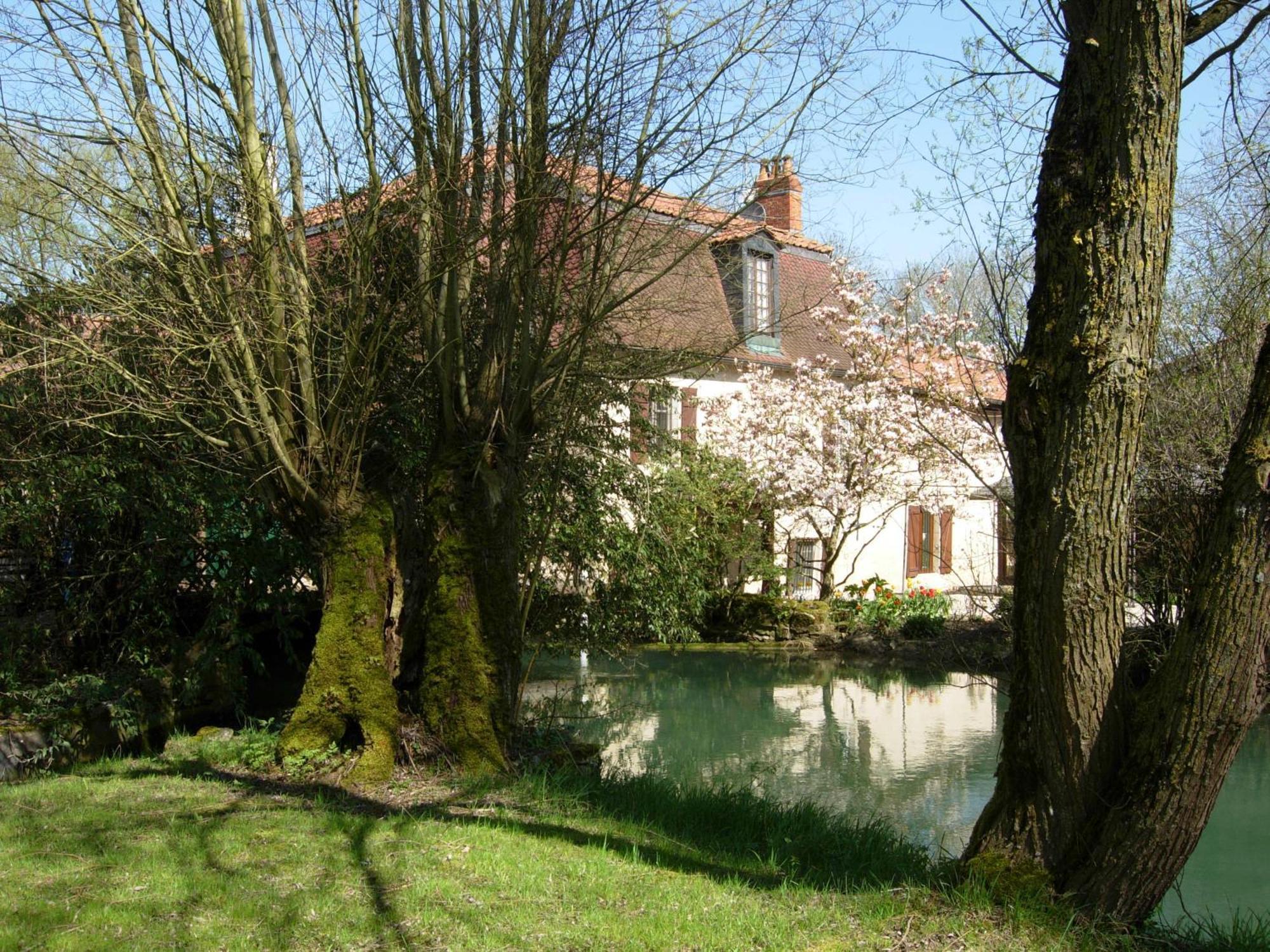 Logis Hotel Le Chantoiseau Chaumont-sur-Aire Exterior photo