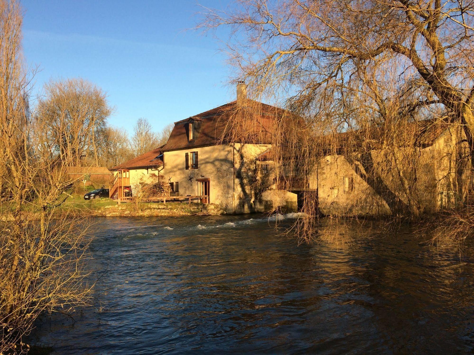 Logis Hotel Le Chantoiseau Chaumont-sur-Aire Exterior photo