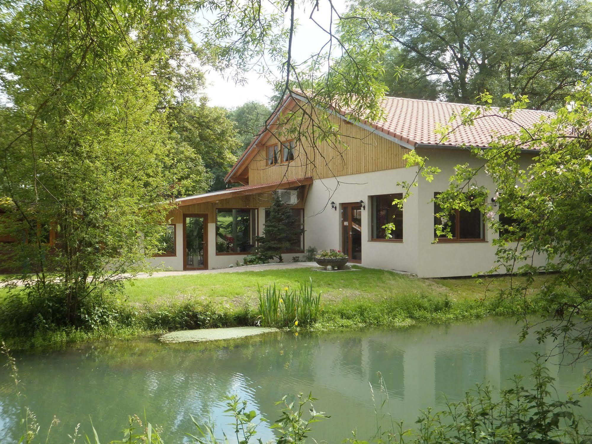 Logis Hotel Le Chantoiseau Chaumont-sur-Aire Exterior photo