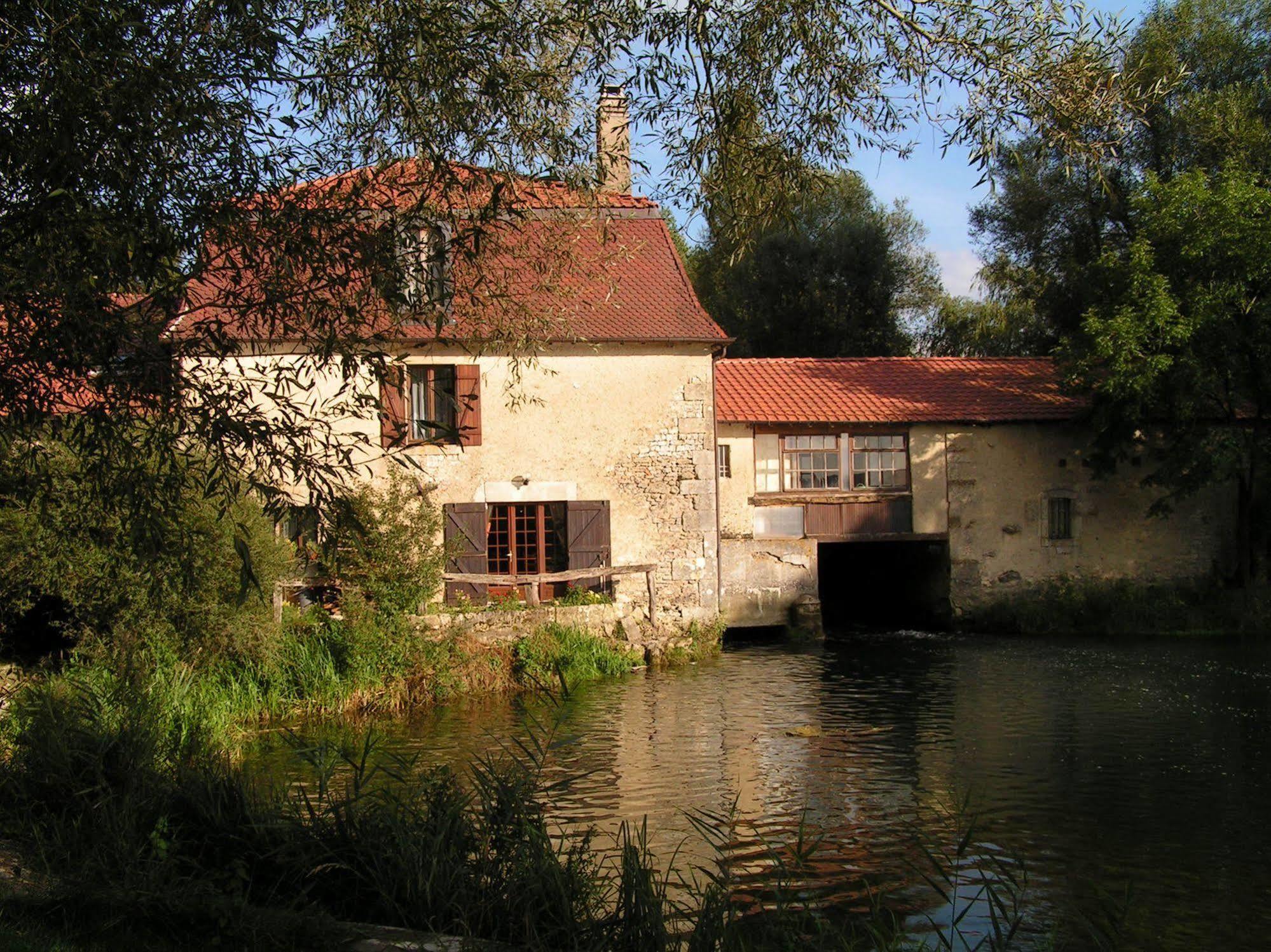 Logis Hotel Le Chantoiseau Chaumont-sur-Aire Exterior photo